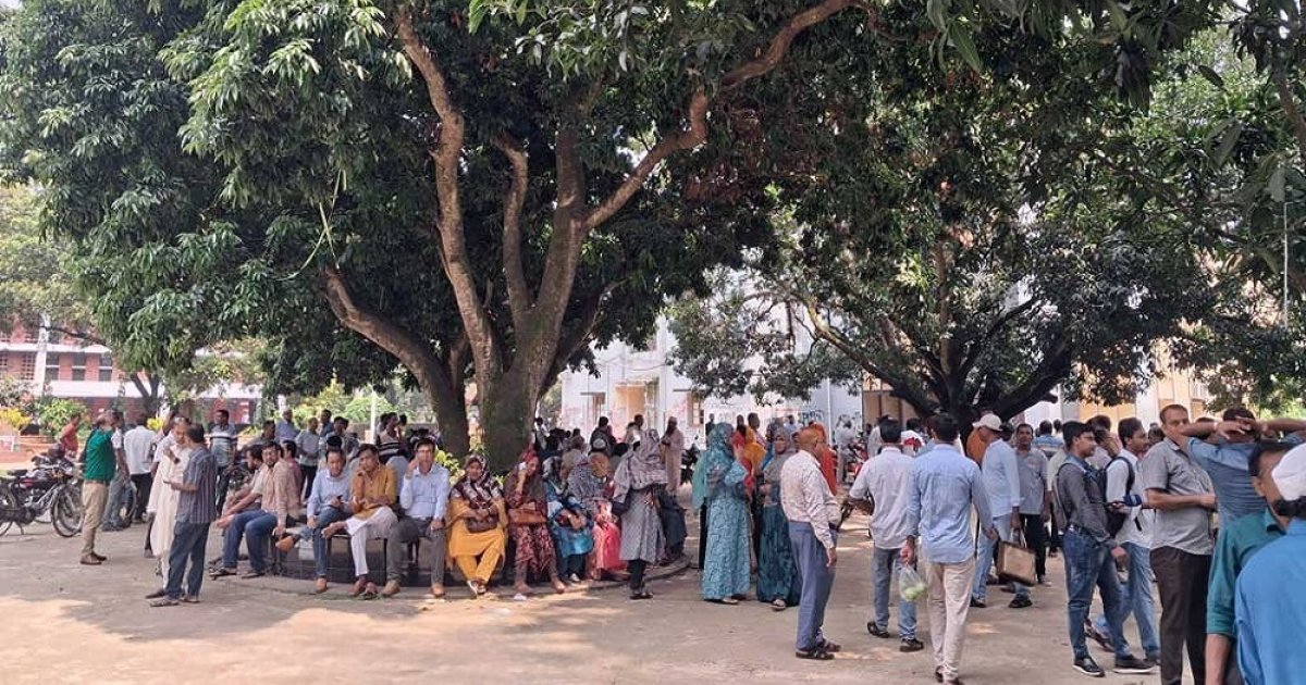 পোষ্য কোটার দাবিতে কর্মবিরতিতে রাবির শিক্ষক-কর্মকর্তারা
