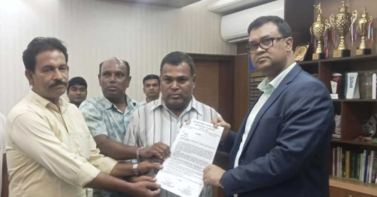 সাংবাদিকদের সঙ্গে অসৌজন্যমূলক আচরণের প্রতিবাদ, ডিসির বিরুদ্ধে স্মারকলিপি প্রদান