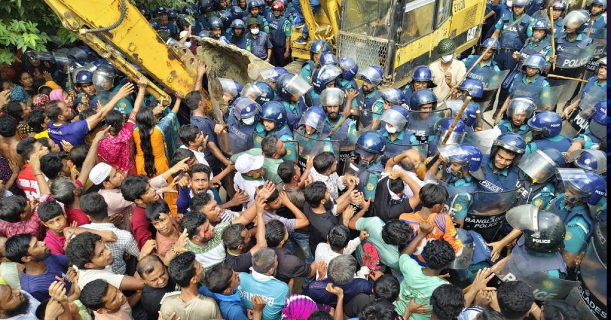 খুলনায় উচ্ছেদ অভিযানে সংঘর্ষে আহত ৩০