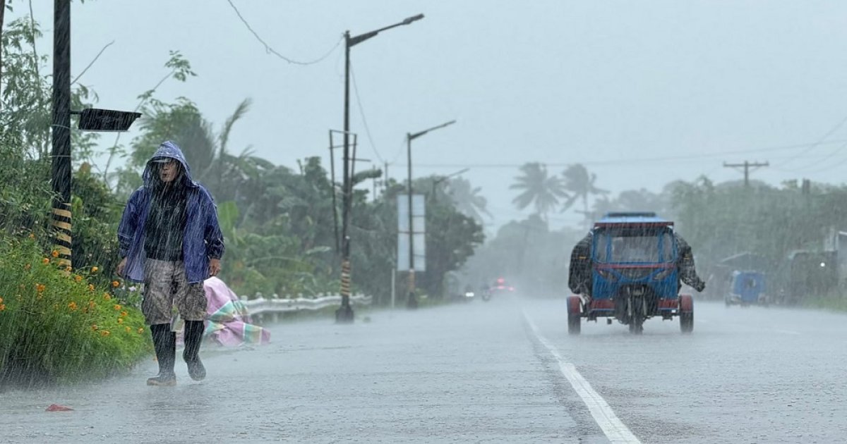 সুপার টাইফুন রাগাসায় সতর্ক হংকং, স্থগিত সকল ফ্লাইট