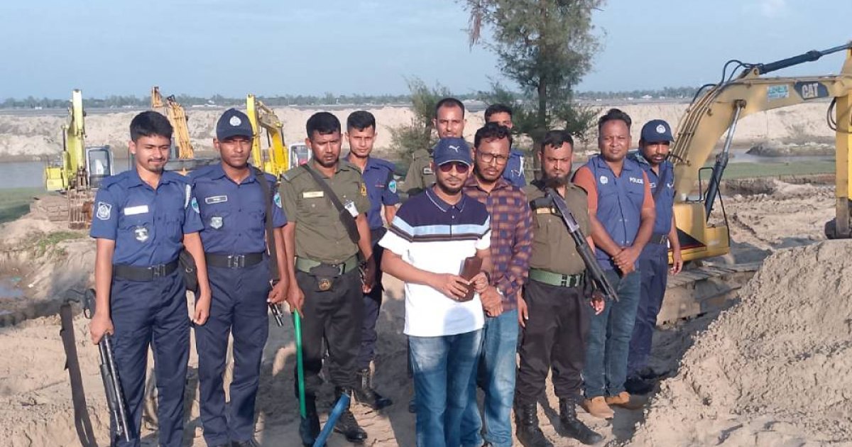 বাঁশখালীর গন্ডামারা চর দখলের অভিযোগ, ৪ স্কেভেটর জব্দ