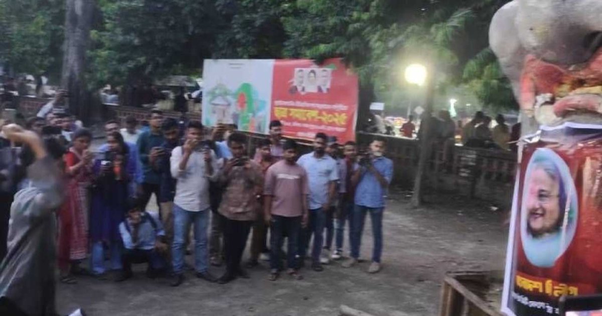 টিএসসিতে হাসিনার ছবিতে ডিম নিক্ষেপ