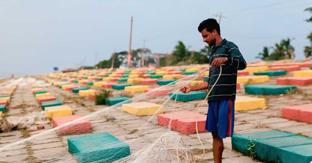 এক পা নিয়ে সমুদ্রের সঙ্গে যুদ্ধ ছোরাফের
