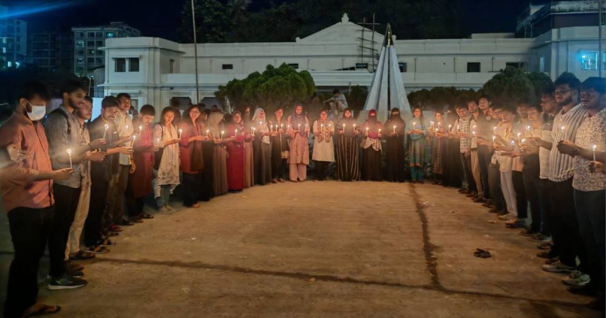 কুবি শিক্ষার্থী হত্যার বিচারের দাবিতে মোমবাতি প্রজ্জ্বলন