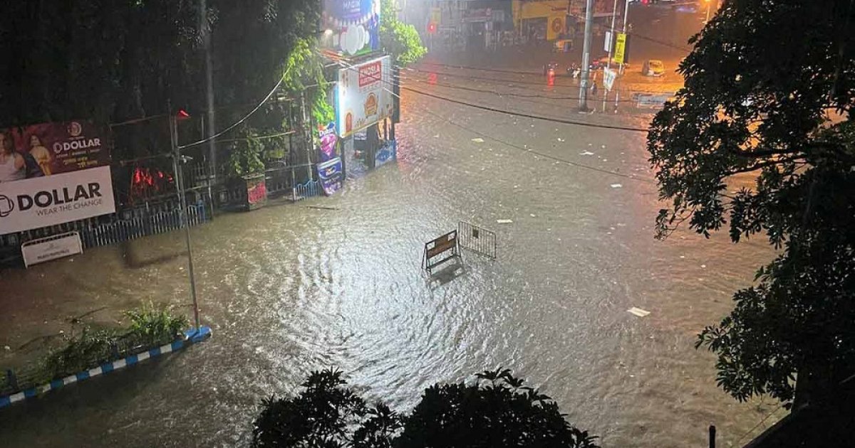 পূজার আগে প্রবল বৃষ্টিতে ডুবল কলকাতা, প্রাণ গেল পাঁচজনের