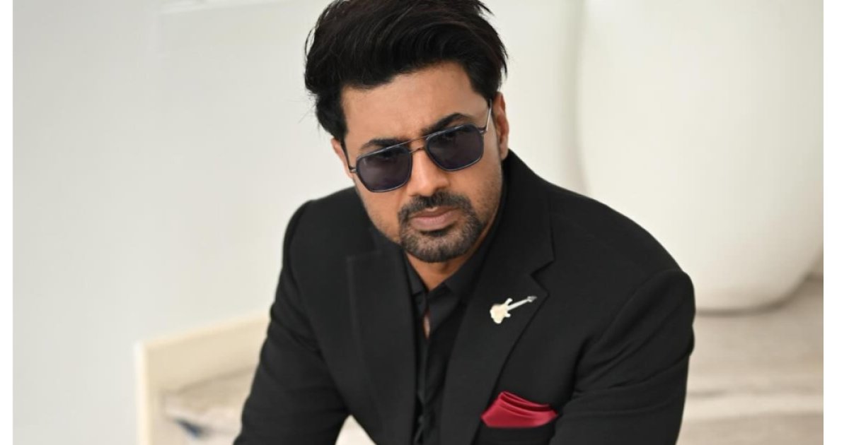 কটাক্ষের কবলে দেব