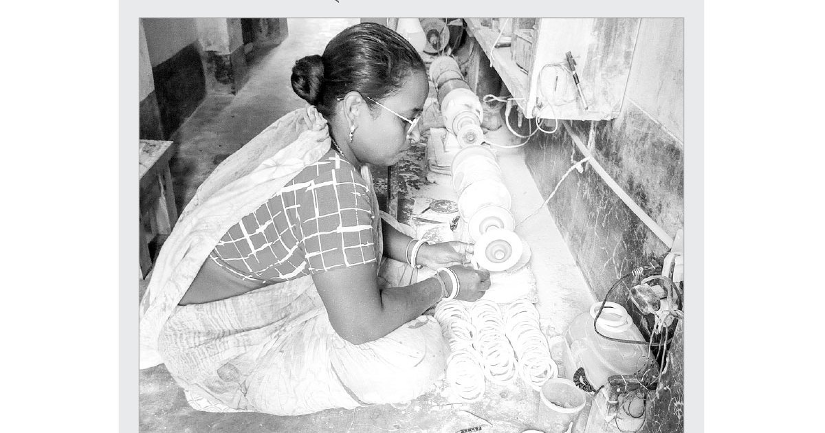 দুর্গাপূজা ঘিরে শাঁখা তৈরির ধুম