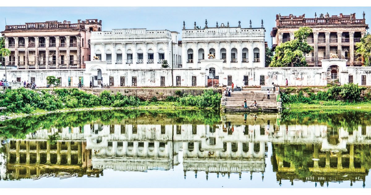 অপরূপ স্থাপত্যের নিদর্শন বালিয়াটি প্রাসাদ