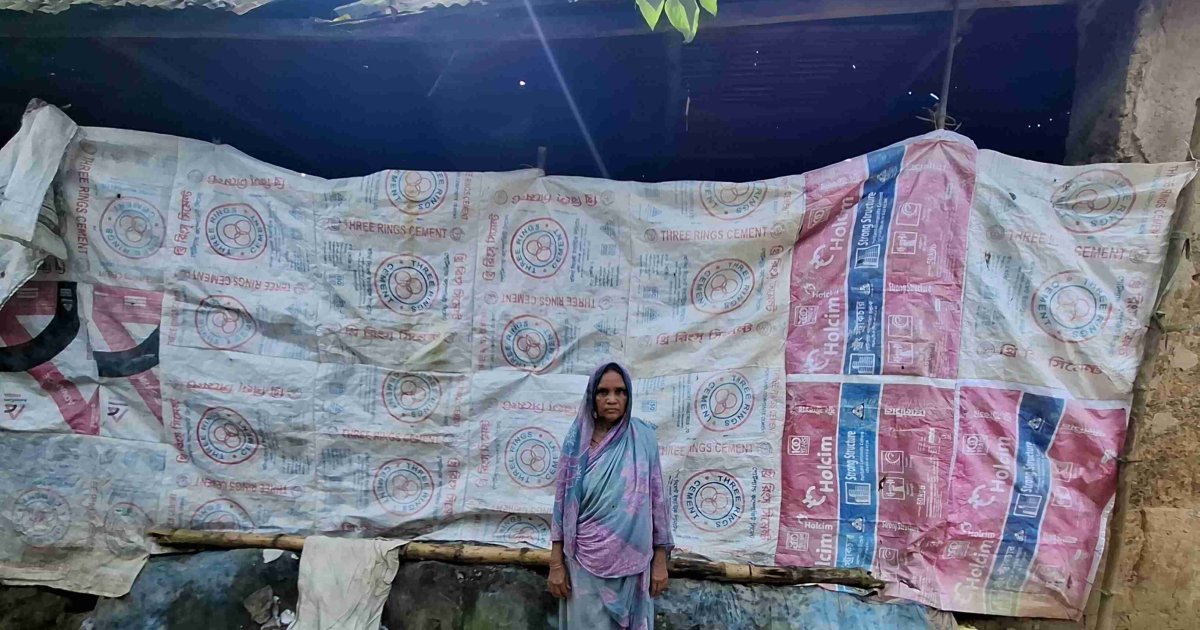 জরাজীর্ণ ঘরে বৃদ্ধার মানবেতর জীবন, মেলেনি সরকারি সহায়তা