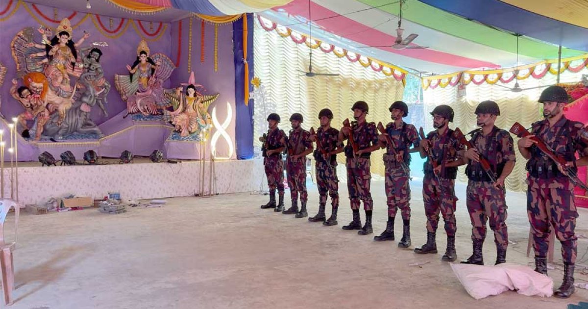 দুর্গাপূজা উপলক্ষে হিলি সীমান্তে বিজিবির সর্তকতা, মন্দিরে টহল জোরদার