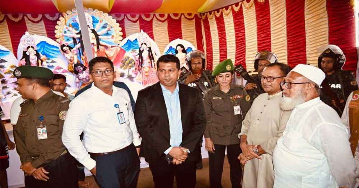 ৫০ কিলোমিটার দূরের পূজা মণ্ডপে গিয়ে চমকে দিলেন নারায়ণগঞ্জের ডিসি