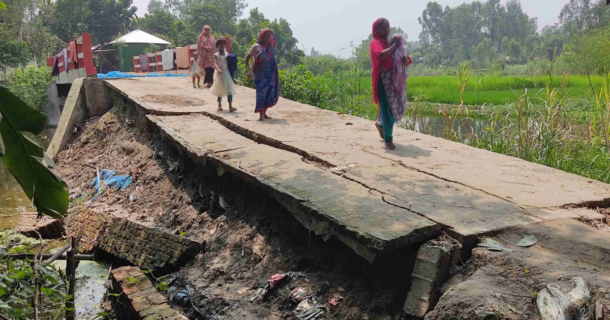 শাহজাদপুরে নির্মাণের ১ মাসেই ভেঙে গেল সেতুর সংযোগ সড়ক