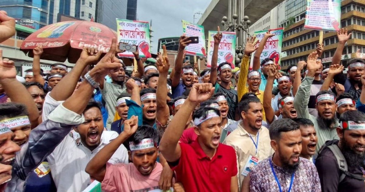 কারওয়ান বাজারে সড়ক অবরোধ করে বিক্ষোভ