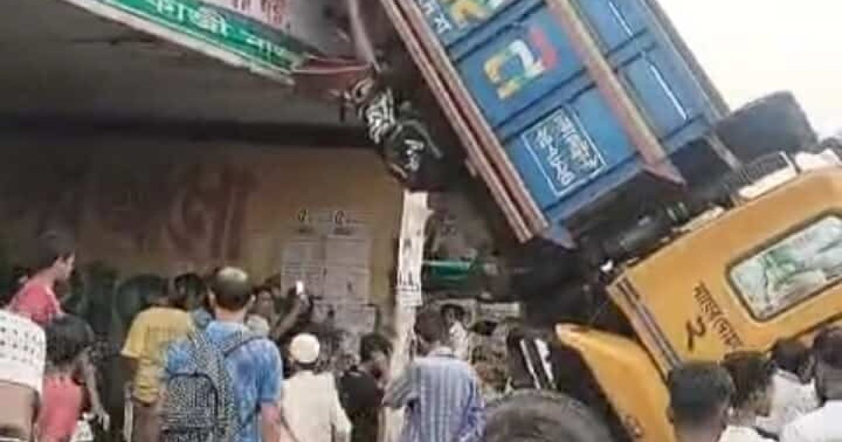 নারায়ণগঞ্জে নিয়ন্ত্রণ হারিয়ে ট্রাক উল্টে পড়ল ওভারপাসের নিচে