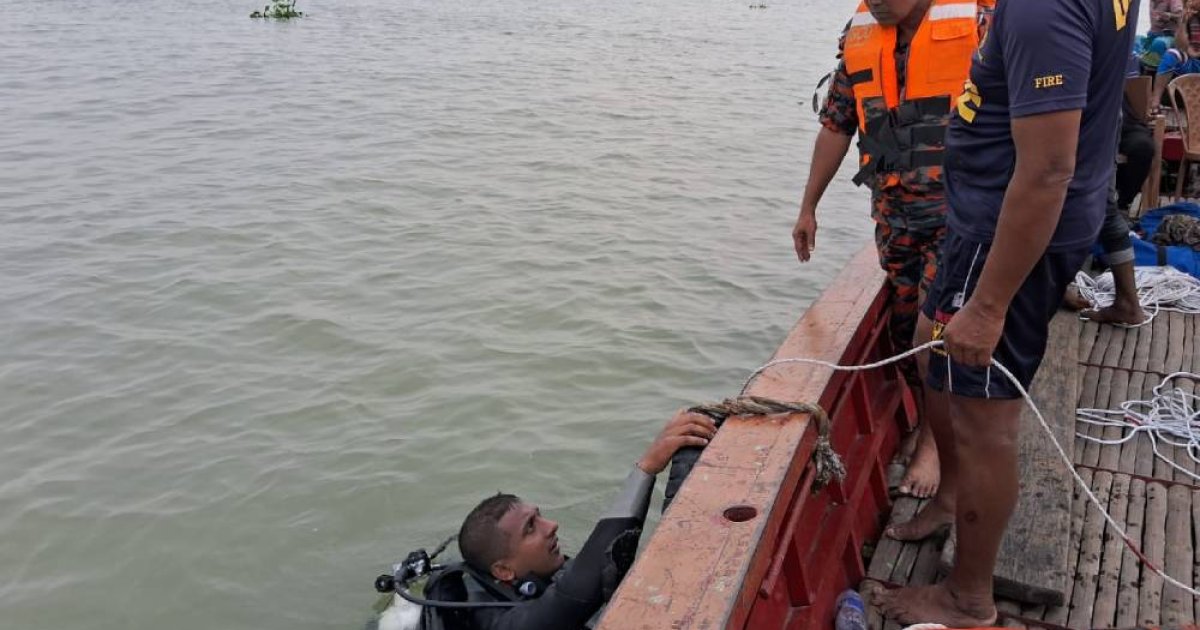 মুন্সীগঞ্জে মেঘনায় বাল্কহেডের ধাক্কায় ট্রলার ডুবে জেলে নিখোঁজ
