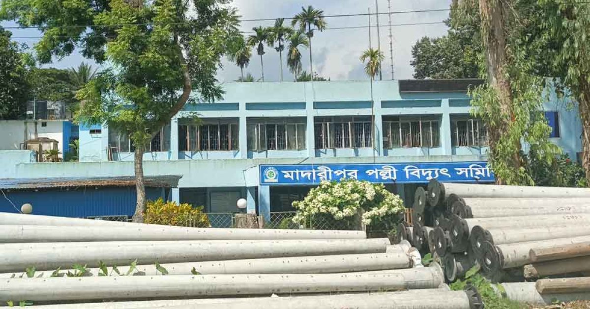 মাদারীপুরে বজ্রপাতে বিদ্যুৎ মিটার ক্ষতিগ্রস্ত: গ্রাহকের দুর্ভোগ ও নীতিমালার লঙ্ঘন