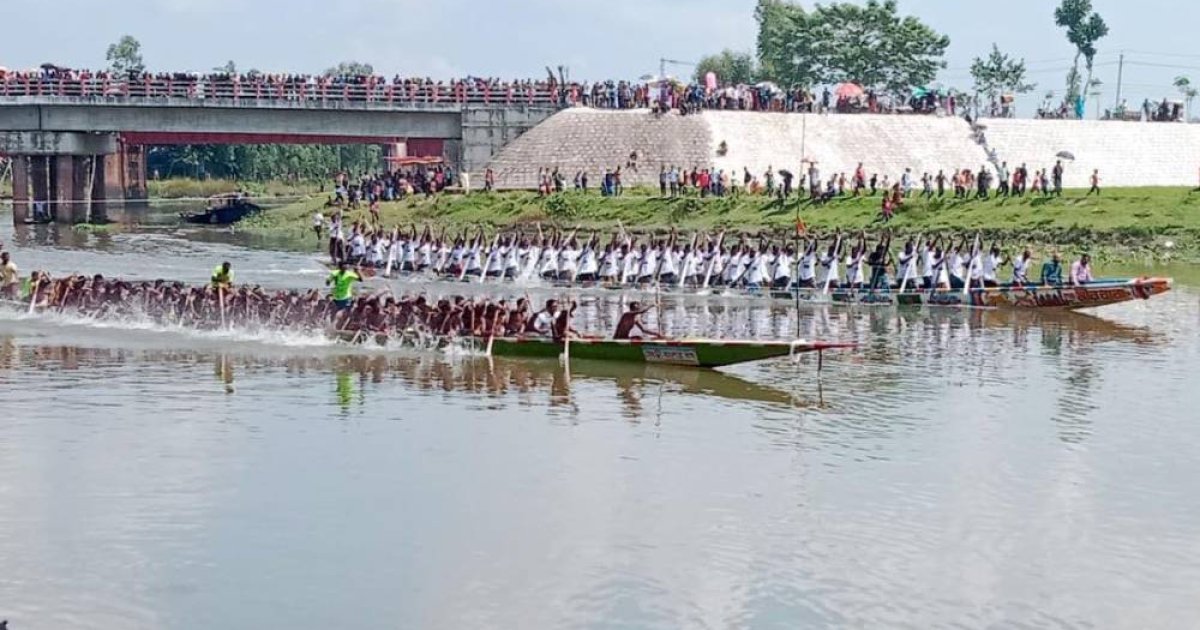 ঘাঘট নদীতে নৌকাবাইচে মেতেছে গাইবান্ধাবাসী