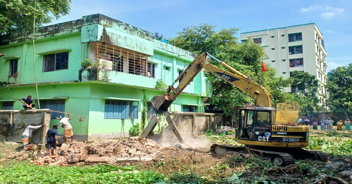 আদালতের রায়ে জমি ফেরত, উচ্ছেদে বাধা