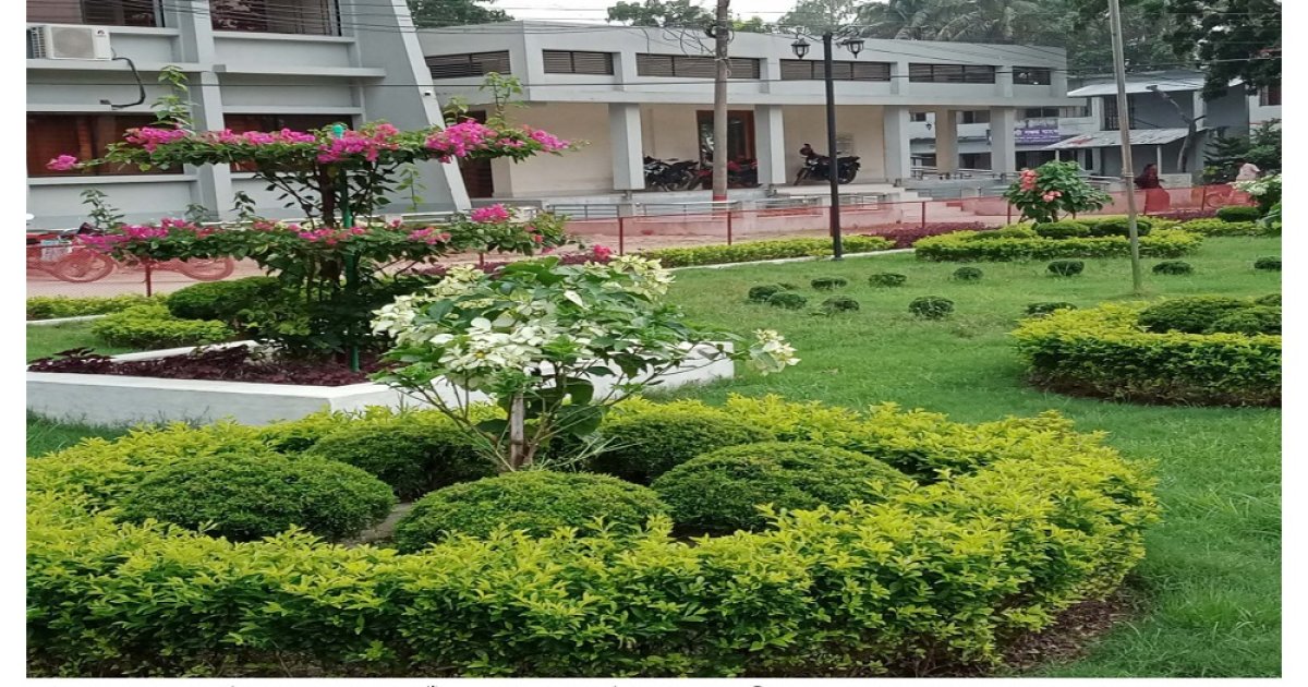 প্রাকৃতিক সৌন্দর্যে সবুজের সমারোহ পার্বতীপুর উপজেলা চত্বর