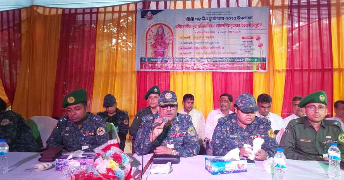 মণ্ডপ পরিদর্শনে আনসার চট্টগ্রাম রেঞ্জের উপ-মহাপরিচালক সাইফুর রহমান