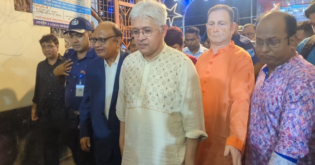 মুন্সিগঞ্জে শিল্প উপদেষ্টা আদিলুর রহমানের পূজামণ্ডপ পরিদর্শন