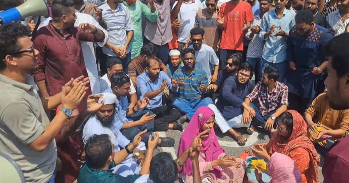ফরিদপুর বিভাগে শরীয়তপুরকে না রাখার দাবিতে সড়কে বসে অবরোধ