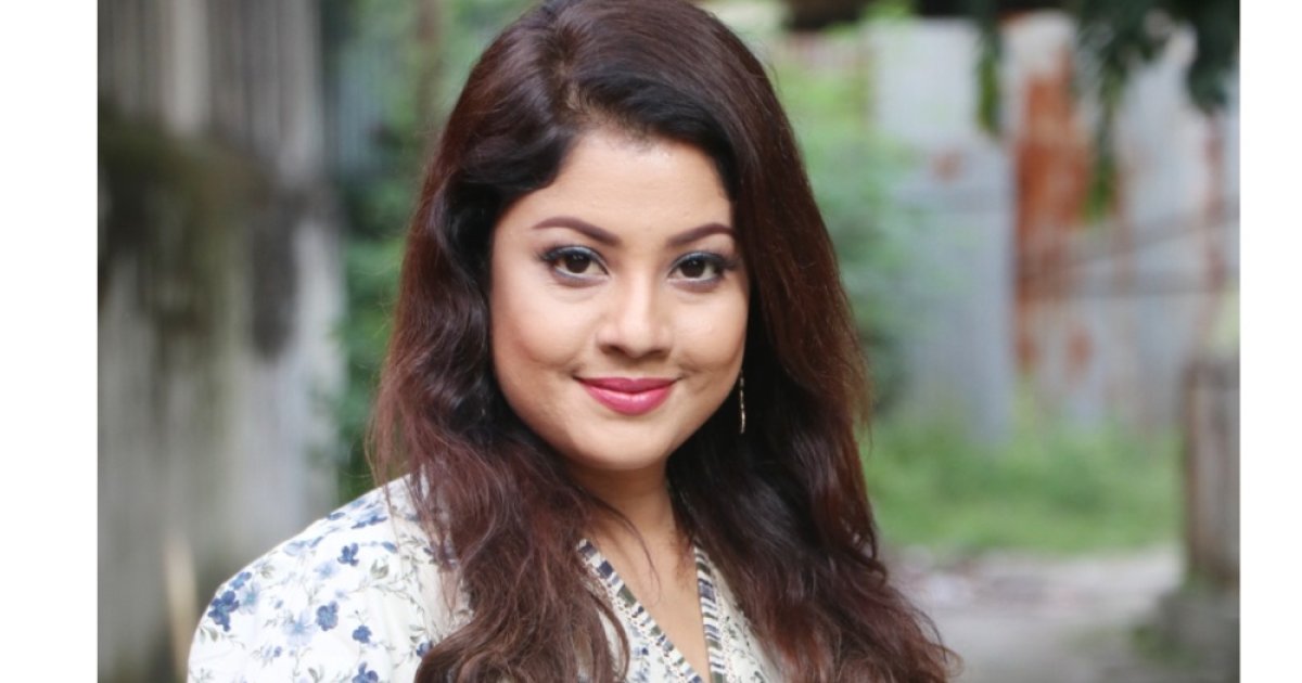 মুগ্ধতা ছড়াচ্ছেন হৈমন্তী