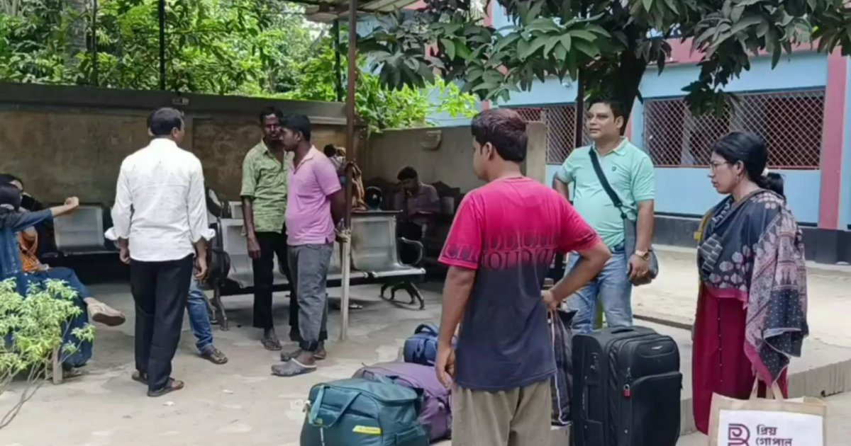 পূজায় হিলি ইমিগ্রেশন চেকপোস্ট দিয়ে যাত্রী পারাপার বেড়েছে