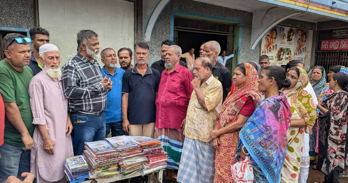 নারায়ণগঞ্জে সনাতন ধর্মালম্বী পরিবারের মাঝে উপহার বিতরণ