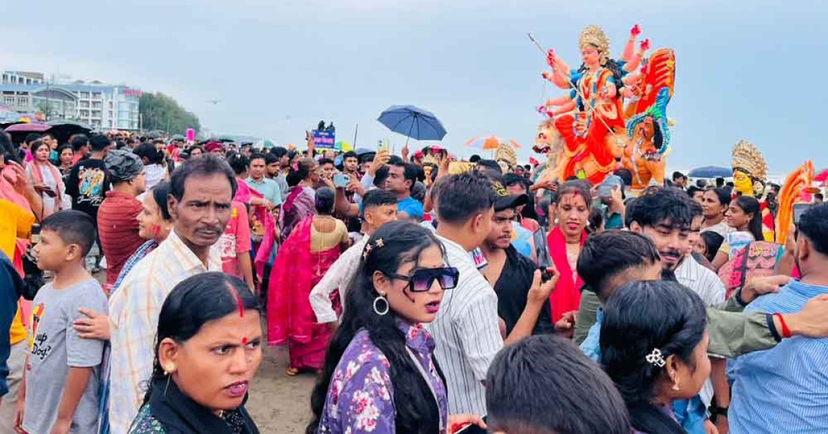 কক্সবাজার সমুদ্রে ৩ শতাধিক প্রতিমা বিসর্জন