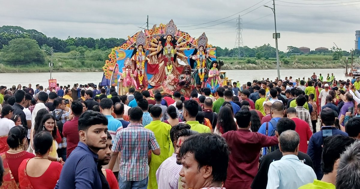 ময়মনসিংহে উৎসবমুখর পরিবেশে প্রতিমা বিসর্জন