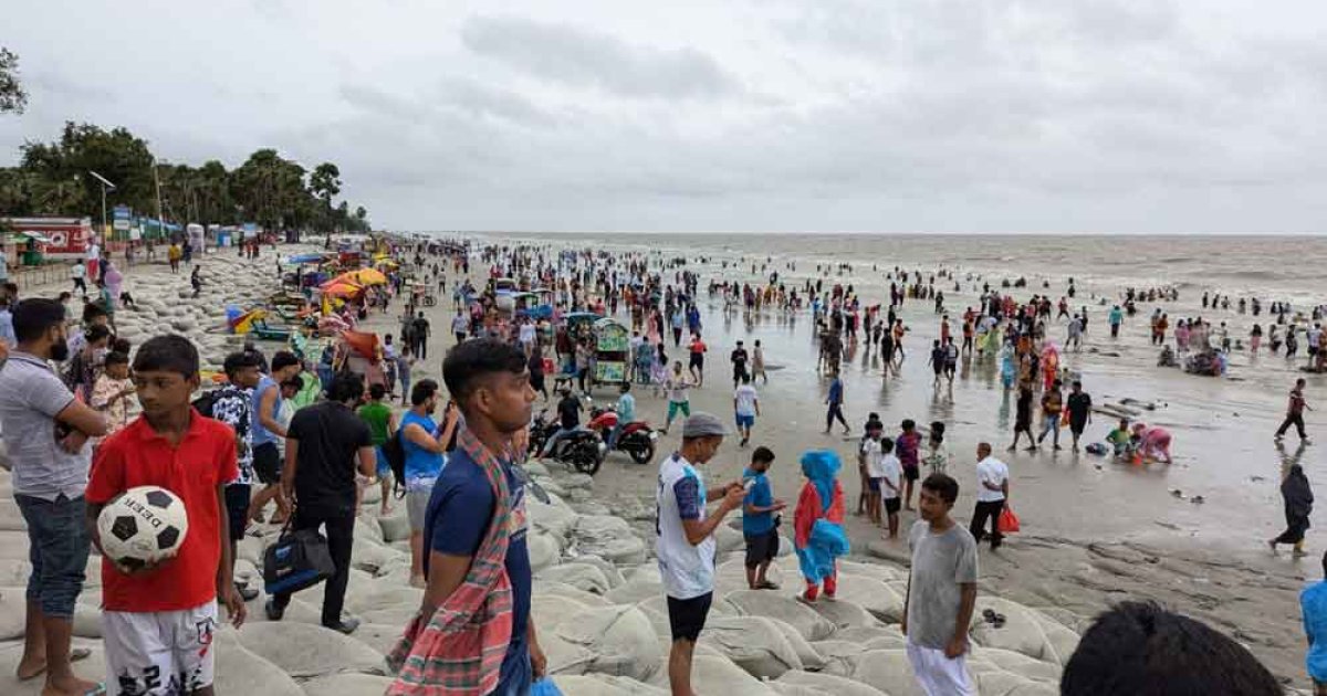 বৈরী আবহাওয়া উপেক্ষা করে কুয়াকাটায় পর্যটকদের ঢল