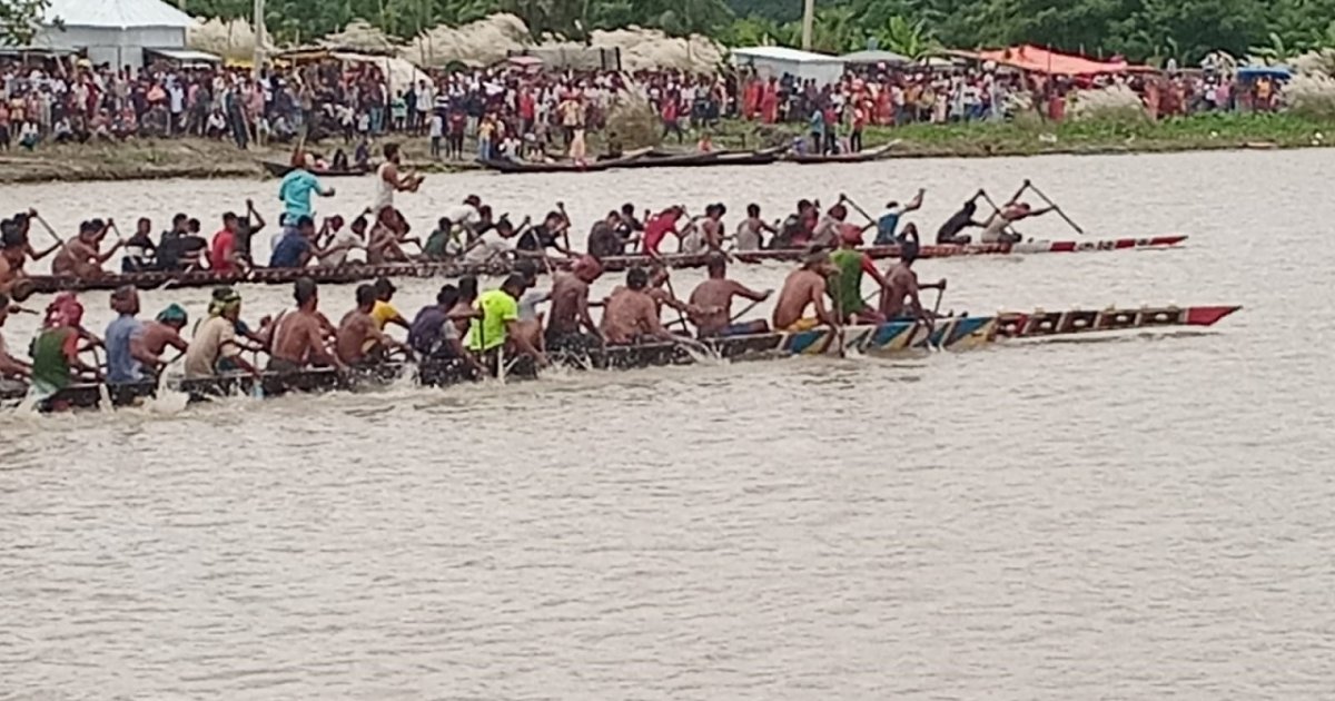নড়াইলে দূর্গা পূজা উপলক্ষে নৌকাবাইচ ও গ্রামীণ মেলা
