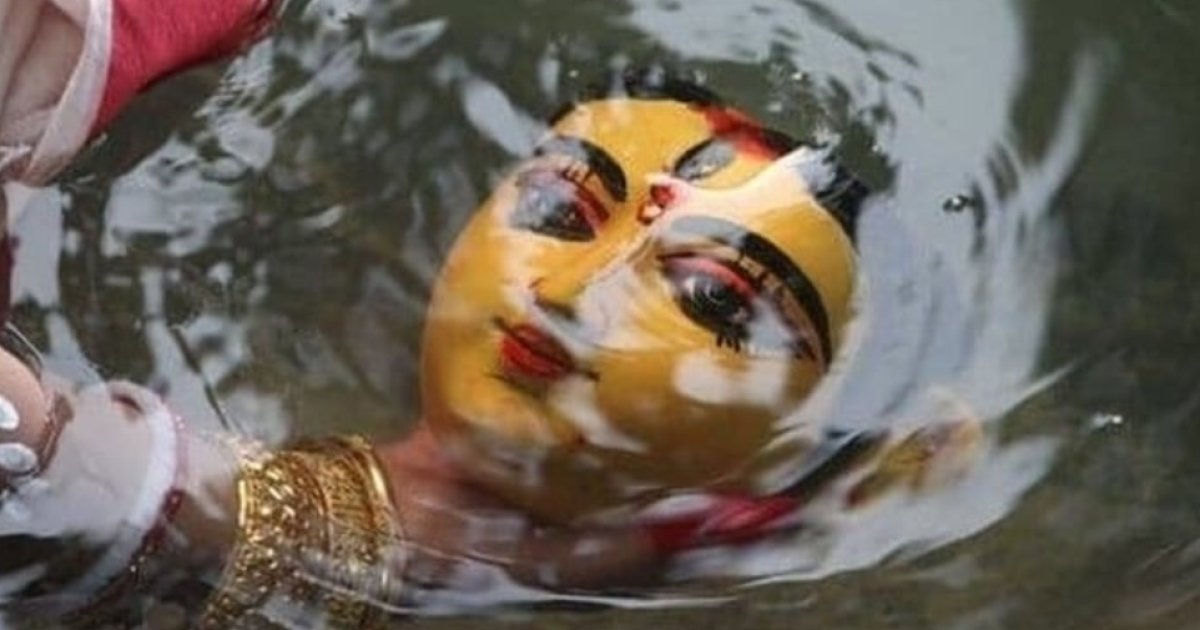 প্রতিমা বিসর্জনে পতেঙ্গা সমুদ্র সৈকতে মানুষের ঢল