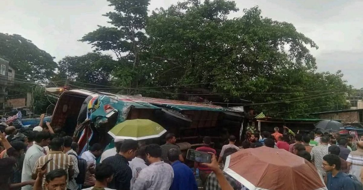 ফেনীতে বাস উল্টে পড়ল দোকানে, নিহত ৩