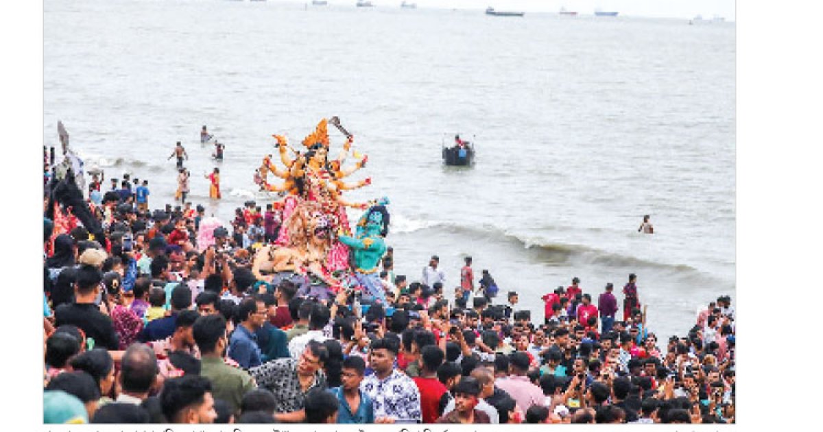 প্রতিমা বিসর্জনের মধ্য দিয়ে শেষ হলো দুর্গাপূজা