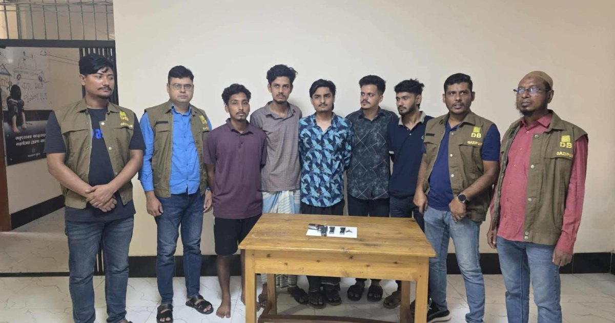 শ্রীপুরে বিদেশি পিস্তল ও গুলিসহ গ্রেপ্তার ৫
