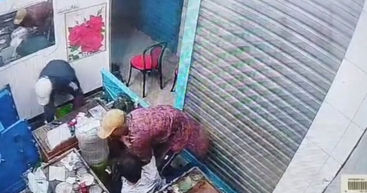 মানিকগঞ্জে দোকান মালিককে কুপিয়ে ২২ ভরি স্বর্ণ লুট