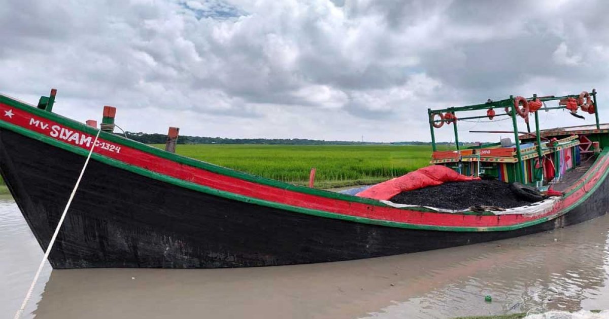 হাতিয়ায় চোরাই কয়লাসহ ৩ ট্রলার জব্দ