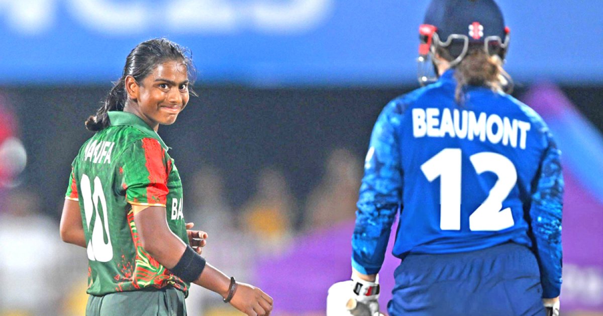 বরষাপাড়ায় মারুফা ম্যাজিক: উইকেট.. ক্যাচ ড্রপ..আবার উইকেট