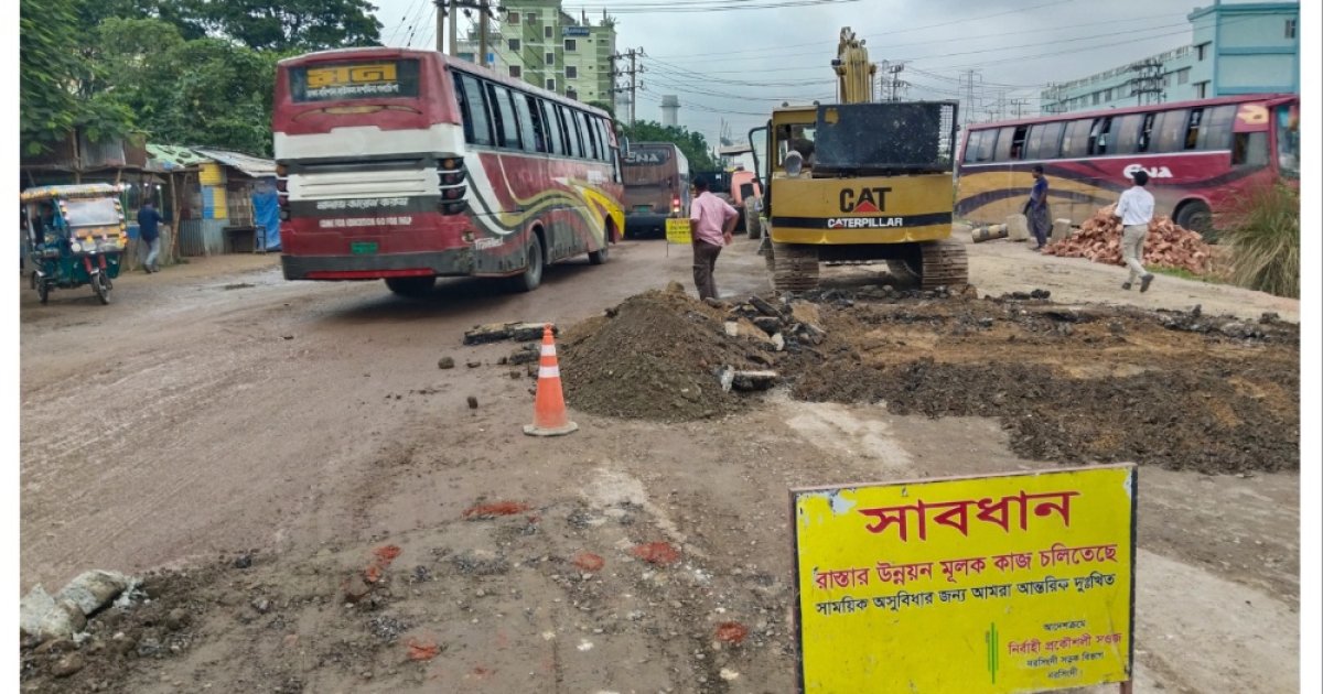 উপদেষ্টার আগমনে তড়িঘড়ি করে চলছে সড়ক মেরামত
