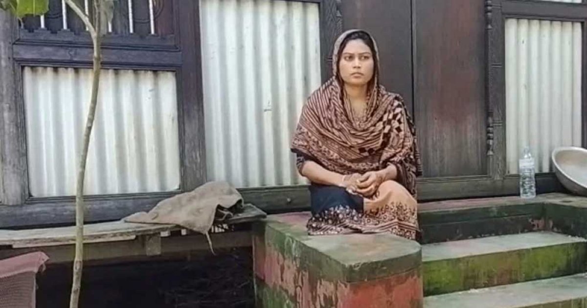 বিয়ের দাবিতে ছাত্রলীগ নেতার বাড়িতে এক সন্তানের জননীর অনশন