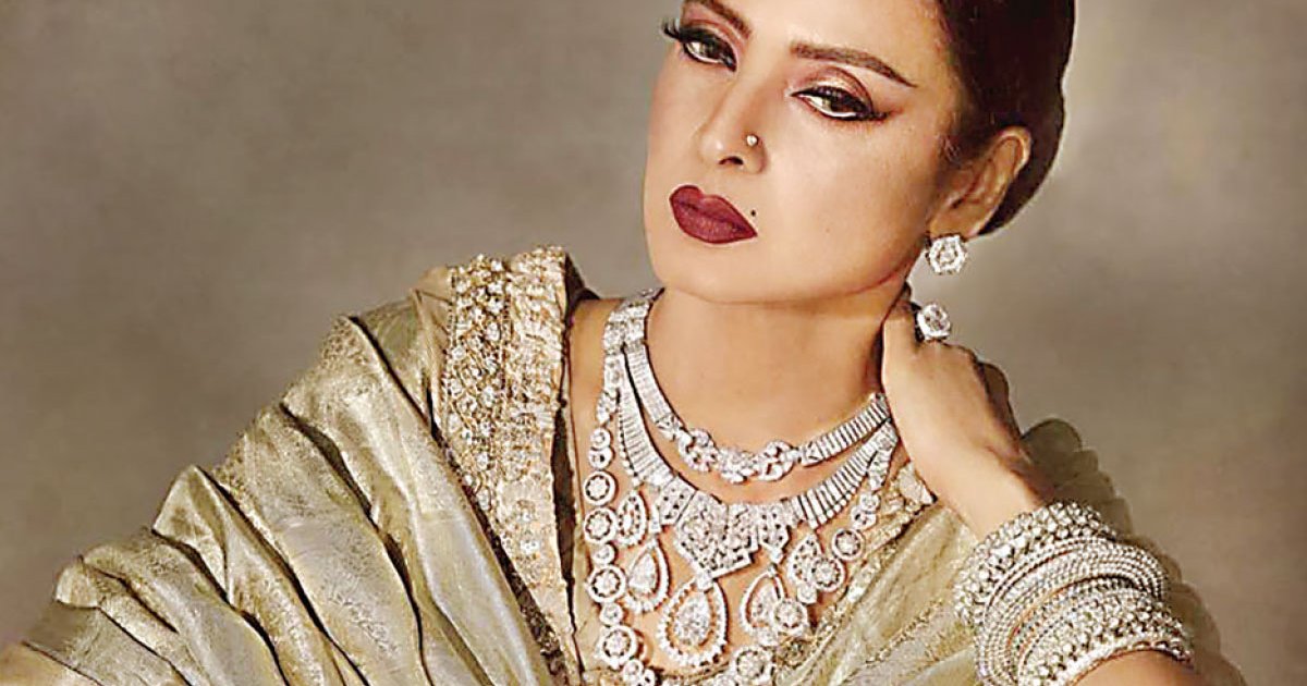বাহাত্তরে পা রাখলেন রেখা