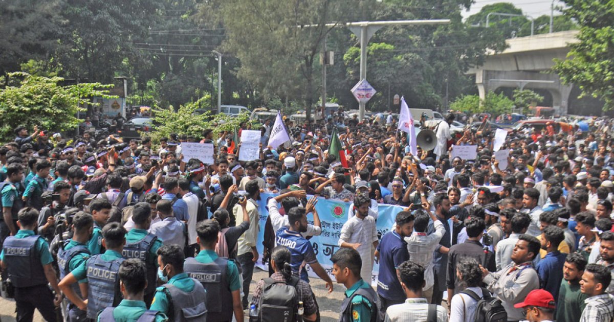 শিক্ষা উপদেষ্টার সঙ্গে আলোচনায় বসতে সচিবালয়ে শিক্ষার্থীরা