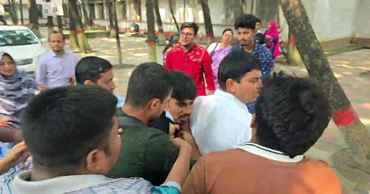 ঢাকা কলেজের আটক ছাত্রকে ছাড়িয়ে নিলেন সহপাঠীরা