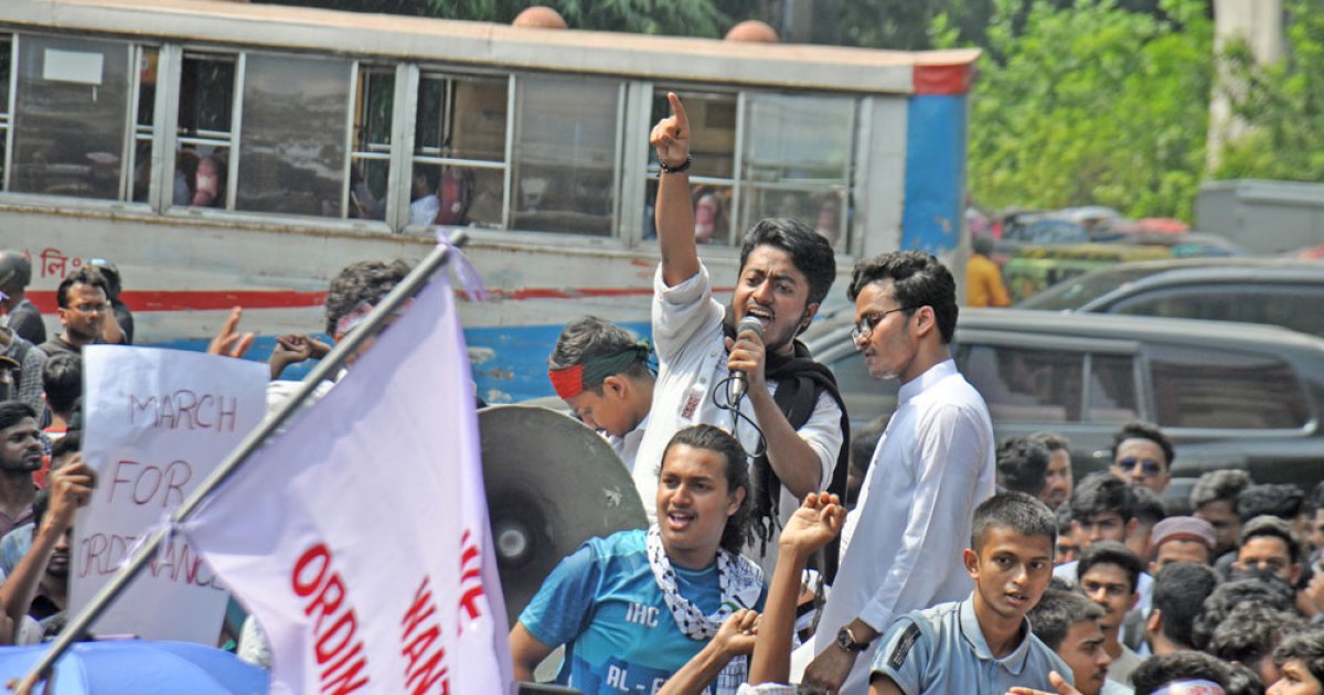 দাবি না মানা পর্যন্ত সড়কে থাকার ঘোষণা সাত কলেজ শিক্ষার্থীদের