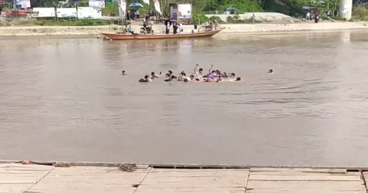 শরীয়তপুরে শিশুসহ ২০ যাত্রী নিয়ে নৌকাডুবি