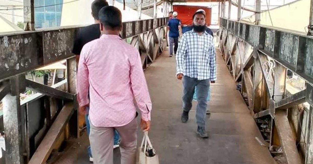 খিলক্ষেত ফুটওভার ব্রিজে বিশ্ববেহায়াদের মহোৎসব ও আমাদের ভাঙা স্বপ্ন