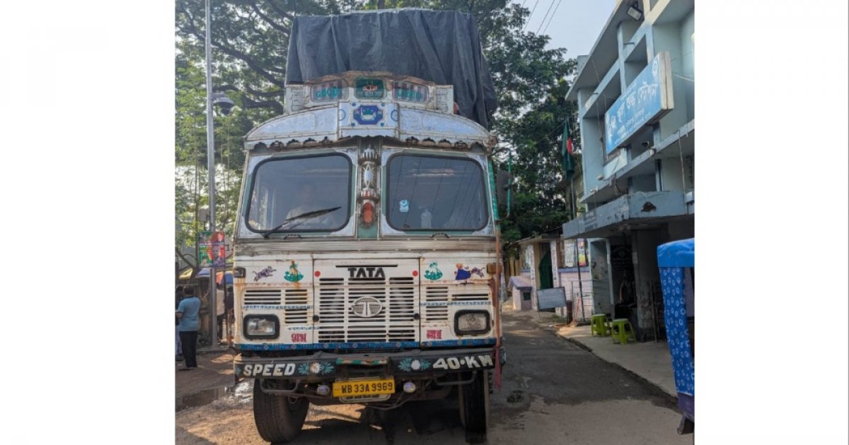 দীর্ঘ ১১ বছর পর হিলি স্থলবন্দর দিয়ে ভারত থেকে আপেল আমদানি শুরু