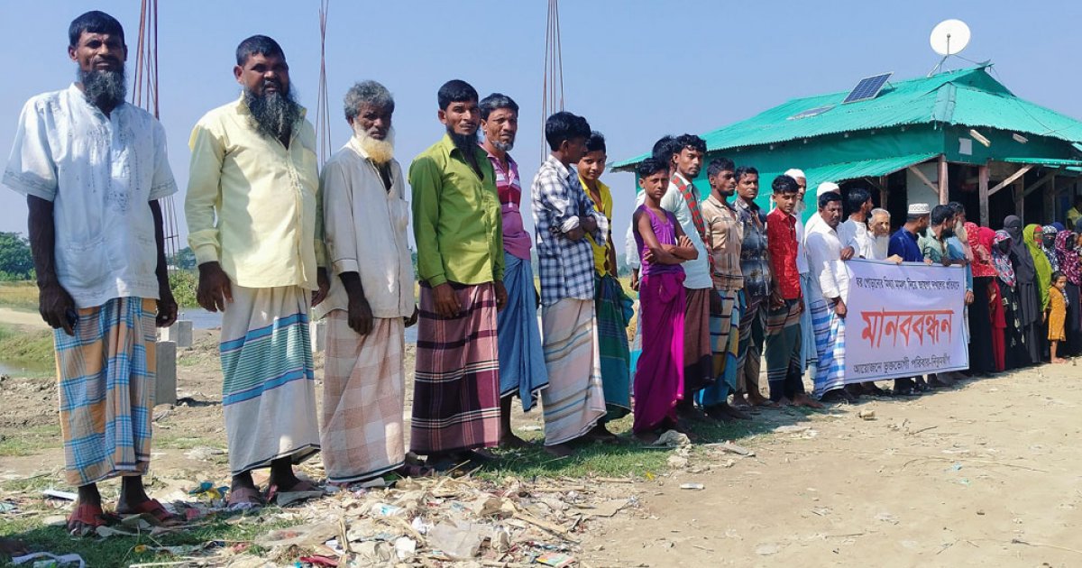 হাতিয়ায় মিথ্যা মামলা থেকে প্রতিবেশীকে বাঁচাতে এলাকাবাসীর মানববন্ধন